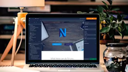 Un ordinateur portable pos&eacute; sur un bureau en bois, sur lequel s'affiche une page en cours d'&eacute;dition dans Neos CMS. Le d&eacute;cor est chaleureux, avec une lampe, une plante et des carnets.