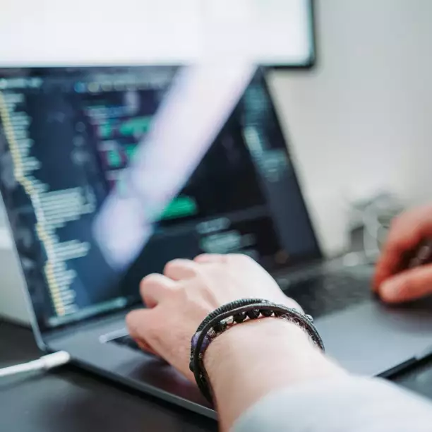 Des mains tapant sur le clavier d'un ordinateur portable. L'ambiance semble calme et concentr&eacute;e, &eacute;voquant la productivit&eacute; et l'engagement num&eacute;rique.