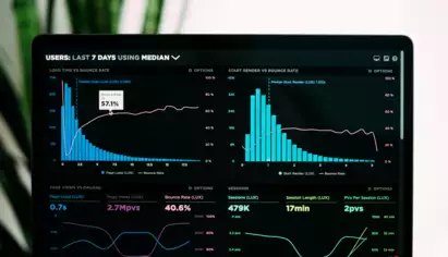 Un &eacute;cran d'ordinateur affiche divers graphiques analytiques compos&eacute;s de lignes et de barres bleues et roses, pr&eacute;sentant des indicateurs d'activit&eacute; des utilisateurs tels que le nombre de pages vues, la dur&eacute;e des sessions et les taux de rebond au cours des sept derniers jours.