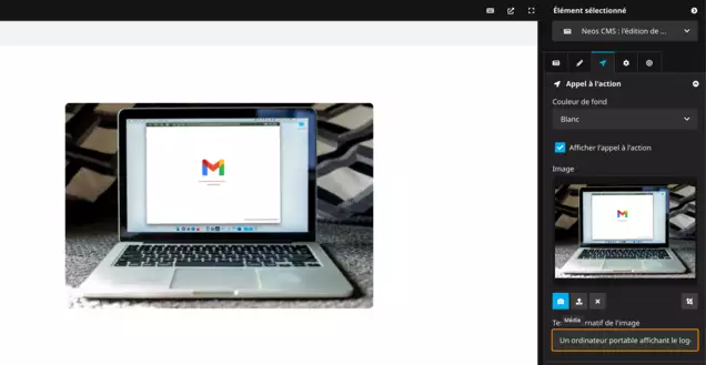 Un ordinateur portable affichant le logo Gmail à l'écran, posé à l'intérieur sur un tapis texturé avec un arrière-plan flou, évoquant une atmosphère de concentration et de travail.