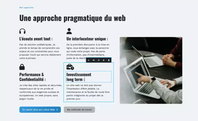 Une page web intitulée « Une approche pragmatique du Web », comprenant des sections consacrées à l'écoute, au contact personnalisé, à la performance et à l'investissement à long terme. À droite, on peut voir une image représentant deux personnes en train de discuter à côté d'un ordinateur portable.